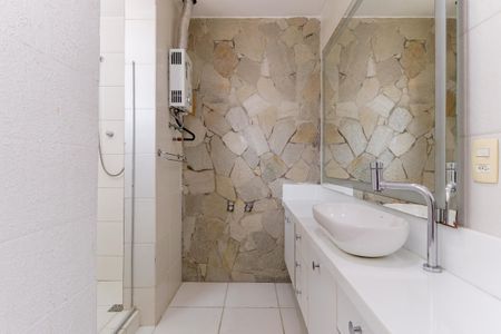 Apartamento à venda com 110m², 2 quartos e 1 vagaBanheiro com piso de porcelanato, pia de porcelanato e banheira de vidro.