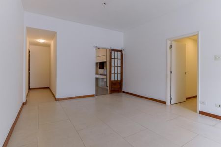 Apartamento à venda com 110m², 2 quartos e 1 vagaSala com piso de porcelanato, iluminação natural e móveis de madeira.
