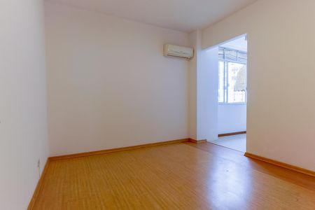 Sala com piso de madeira e ar condicionado. de apartamento à venda com 2 quartos, 110m² em Botafogo, Rio de Janeiro
