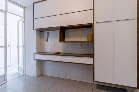Apartamento à venda com 110m², 2 quartos e 1 vagaCobertura com vista para a cidade, com móveis de madeira e azulejos brancos.