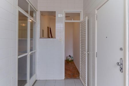 Apartamento à venda com 110m², 2 quartos e 1 vagaParede de azulejos brancos com porta de vidro e janela acima, com uma pequena área de trabalho ao lado.