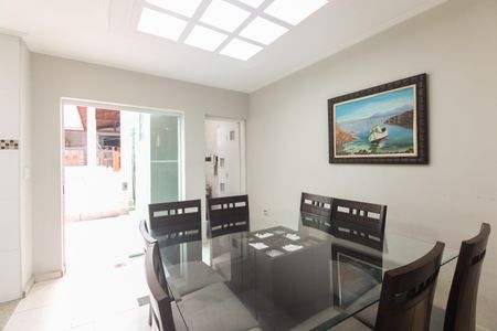 Casa à venda com 144m², 3 quartos e 2 vagasSala 