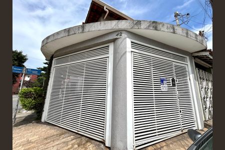 Casa à venda com 79m², 2 quartos e 1 vagaPlaca instalada na fachada do imóvel 