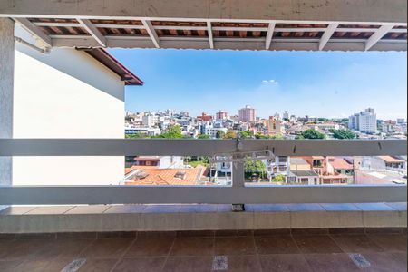 Casa à venda com 330m², 3 quartos e 5 vagasVaranda dos quartos 2 e 3