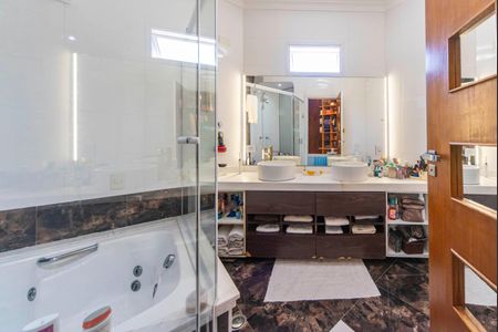 Casa à venda com 330m², 3 quartos e 5 vagasBanheiro do Quarto 2