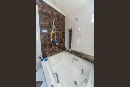 Casa à venda com 330m², 3 quartos e 5 vagasBanheiro do Quarto 2