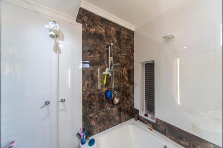 Casa à venda com 330m², 3 quartos e 5 vagasBanheiro do Quarto 2
