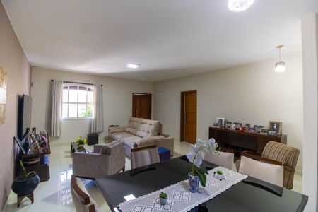 Sala de casa à venda com 3 quartos, 250m² em Piratininga, Niterói