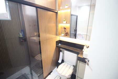 Banheiro de apartamento à venda com 2 quartos, 47m² em Cidade Industrial, Contagem