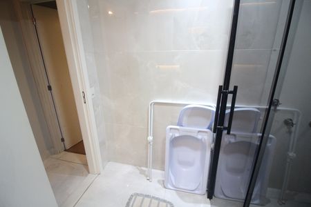 Banheiro de apartamento à venda com 2 quartos, 47m² em Cidade Industrial, Contagem