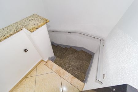 Casa à venda com 115m², 2 quartos e sem vaga Casa à venda com 115m², 2 quartos e sem vagaEscada