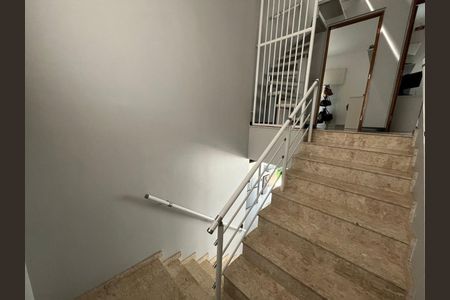 Casa à venda com 160m², 3 quartos e 2 vagas Casa à venda com 160m², 3 quartos e 2 vagasEscada