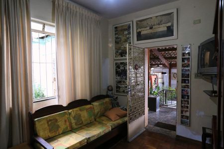 Sala de casa à venda com 4 quartos, 40m² em Sagrada Família, Belo Horizonte