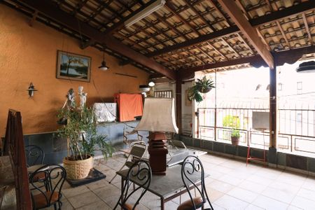 Casa à venda com 40m², 4 quartos e 2 vagas Casa à venda com 40m², 4 quartos e 2 vagasVaranda