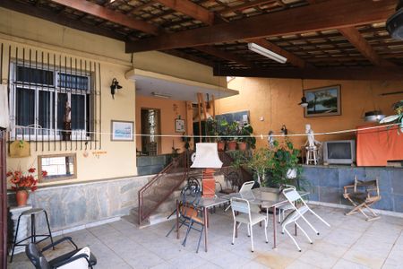 Casa à venda com 40m², 4 quartos e 2 vagas Casa à venda com 40m², 4 quartos e 2 vagasVaranda