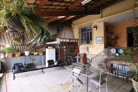 Casa à venda com 40m², 4 quartos e 2 vagas Casa à venda com 40m², 4 quartos e 2 vagasVaranda