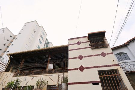 Casa à venda com 40m², 4 quartos e 2 vagas Casa à venda com 40m², 4 quartos e 2 vagasFachada