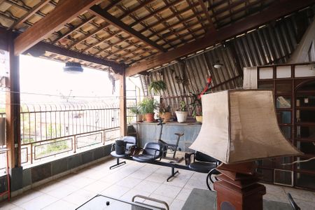 Casa à venda com 40m², 4 quartos e 2 vagas Casa à venda com 40m², 4 quartos e 2 vagasVaranda