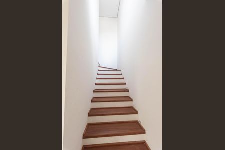 Casa de condomínio para alugar com 156m², 3 quartos e 2 vagas Casa de condomínio para alugar com 156m², 3 quartos e 2 vagasEscada