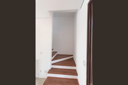 Casa de condomínio para alugar com 156m², 3 quartos e 2 vagas Casa de condomínio para alugar com 156m², 3 quartos e 2 vagasSala/Escada