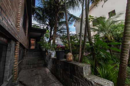 Casa à venda com 350m², 3 quartos e 4 vagas Casa à venda com 350m², 3 quartos e 4 vagasJardim