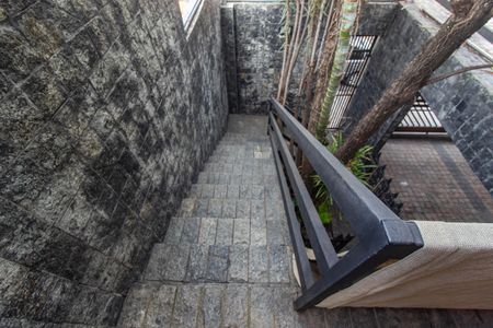 Casa à venda com 350m², 3 quartos e 4 vagas Casa à venda com 350m², 3 quartos e 4 vagasEscada