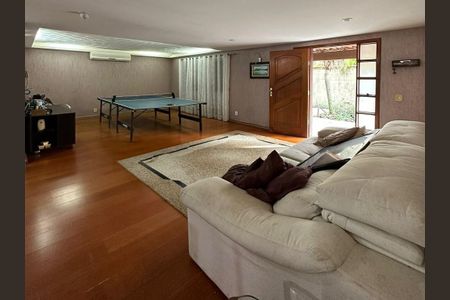 Casa à venda com 3 quartos, 302m² em Piratininga, Niterói