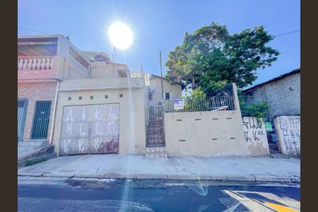 Casa à venda com 250m², 2 quartos e 2 vagas Casa à venda com 250m², 2 quartos e 2 vagasFachada