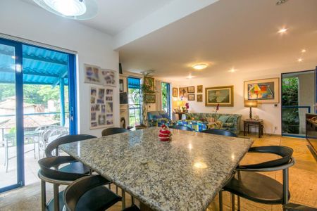 Casa à venda com 4 quartos, 277m² em Itacoatiara, Niterói