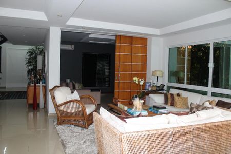 Casa à venda com 4 quartos, 382m² em Camboinhas, Niterói