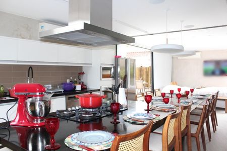 Casa à venda com 4 quartos, 382m² em Camboinhas, Niterói