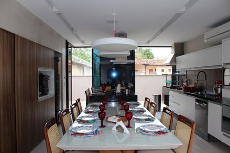 Casa à venda com 4 quartos, 382m² em Camboinhas, Niterói