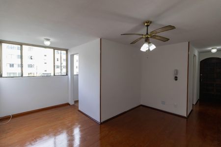 Sala de apartamento para alugar com 3 quartos, 67m² em Conjunto Habitacional A. E. Carvalho, São Paulo