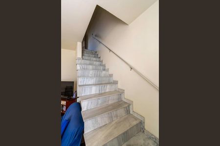 Sala - Acesso ao 2º andar de casa à venda com 5 quartos, 157m² em Vigário Geral, Rio de Janeiro