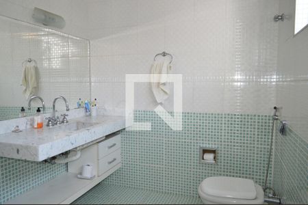 Casa à venda com 630m², 5 quartos e 6 vagasBanheiro da Suíte 1