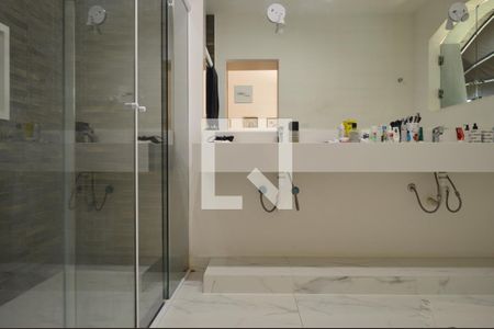 Casa à venda com 630m², 5 quartos e 6 vagasBanheiro da Suíte 1