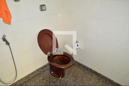 Casa à venda com 630m², 5 quartos e 6 vagasBanheiro da área da piscina