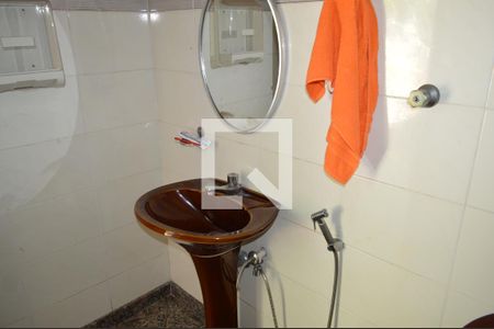 Casa à venda com 630m², 5 quartos e 6 vagasBanheiro da área da piscina