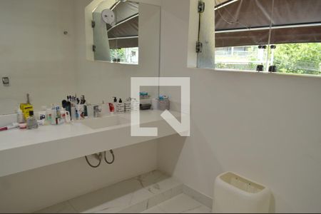 Casa à venda com 630m², 5 quartos e 6 vagasBanheiro da Suíte 1