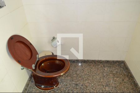 Casa à venda com 630m², 5 quartos e 6 vagasBanheiro da área da piscina