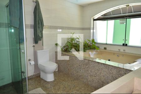 Casa à venda com 630m², 5 quartos e 6 vagasBanheiro da Suíte 3