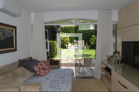 Casa à venda com 630m², 5 quartos e 6 vagas Casa à venda com 630m², 5 quartos e 6 vagasSala Tv