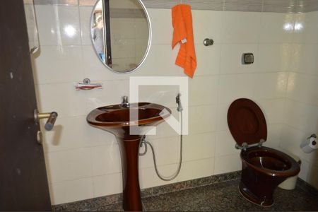 Casa à venda com 630m², 5 quartos e 6 vagasBanheiro da área da piscina