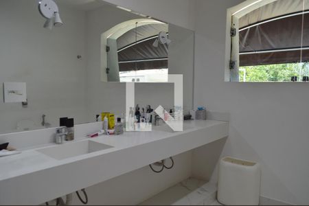 Casa à venda com 630m², 5 quartos e 6 vagasBanheiro da Suíte 2