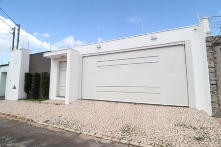 Casa para alugar com 200m², 3 quartos e 3 vagasFachada