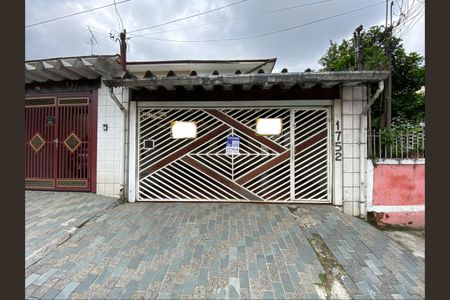 Casa à venda com 104m², 2 quartos e 2 vagas Casa à venda com 104m², 2 quartos e 2 vagasFachada