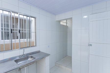 Cozinha e Área de Serviço de casa para alugar com 1 quarto, 27m² em Vila Serralheiro, São Paulo