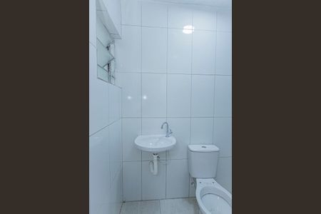 Banheiro de casa para alugar com 1 quarto, 27m² em Vila Serralheiro, São Paulo