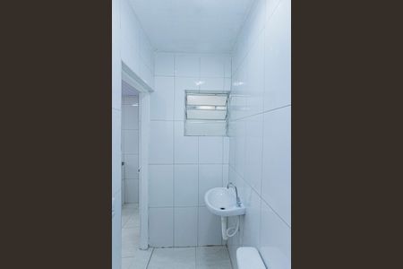 Banheiro de casa para alugar com 1 quarto, 27m² em Vila Serralheiro, São Paulo