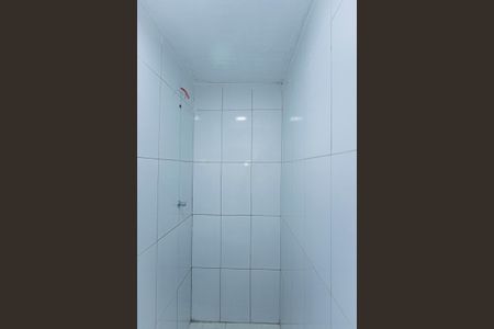 Banheiro de casa para alugar com 1 quarto, 27m² em Vila Serralheiro, São Paulo